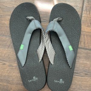 Sanuk- Gray flip flop- size 10 ladies